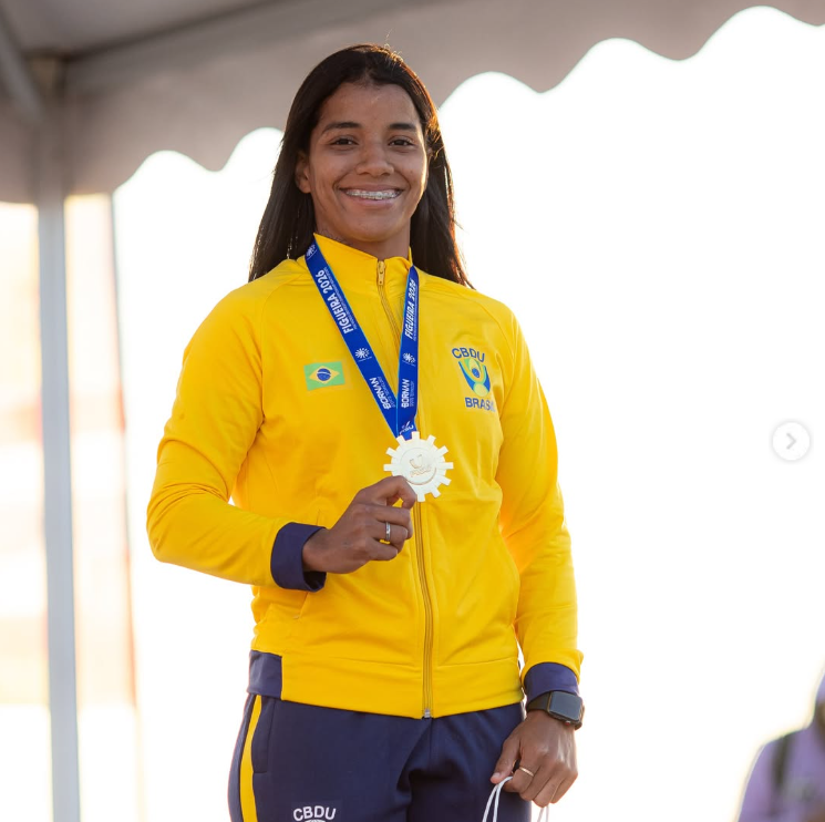 Rayssa Alves é campeã mundial universitária de Beach Wrestling em Portugal